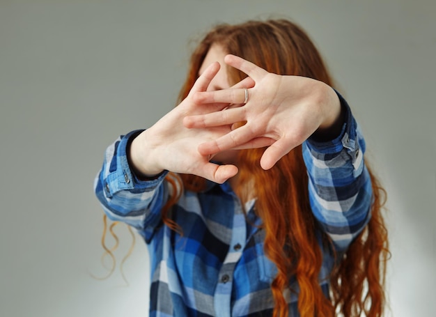 Jovem mostrando sua negação com NÃO nas mãos