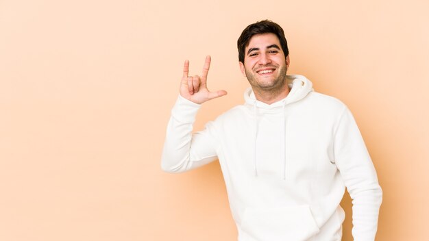 Jovem mostrando um gesto de chifres como um conceito de revolução.