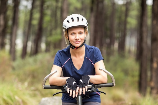 Jovem motociclista bem feliz olhando a câmera