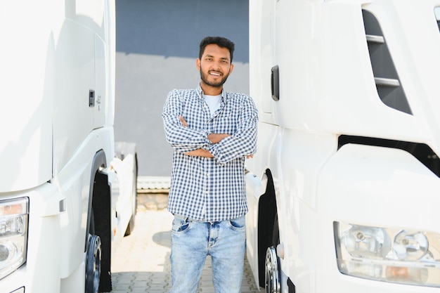 Foto jovem motorista de camião indiano conceito de transporte rodoviário de mercadorias