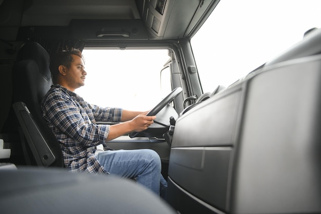 Jovem motorista de camião indiano Conceito de transporte rodoviário de mercadorias