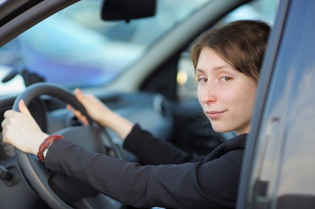 Jovem motorista femal