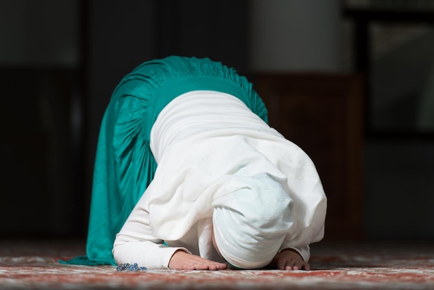 Jovem muçulmana rezando na mesquita