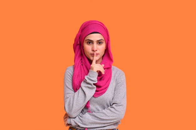 Jovem muçulmana usando hijab animado modelo do paquistanês da índia