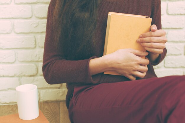 Jovem muito relaxada, lendo um livro