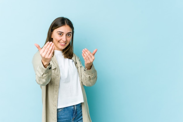 Jovem mulher a apontar com o dedo