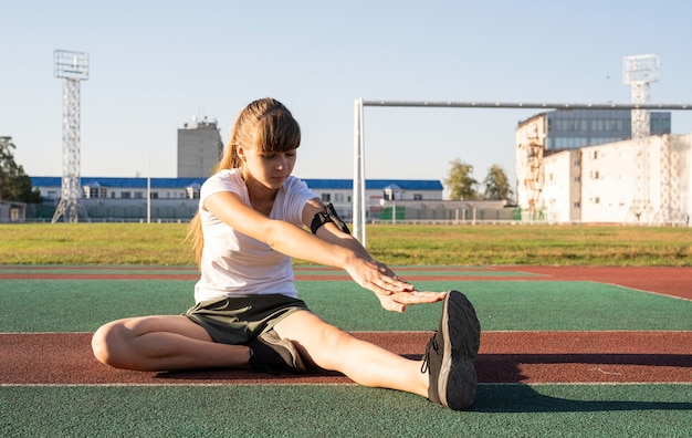 Jovem mulher a fazer exercício ao ar livre