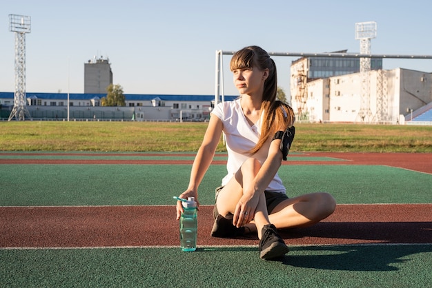 Jovem mulher a fazer exercício ao ar livre