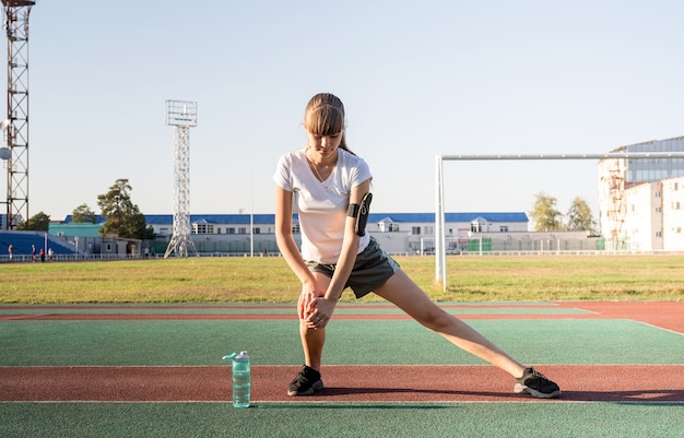 Jovem mulher a fazer exercício ao ar livre