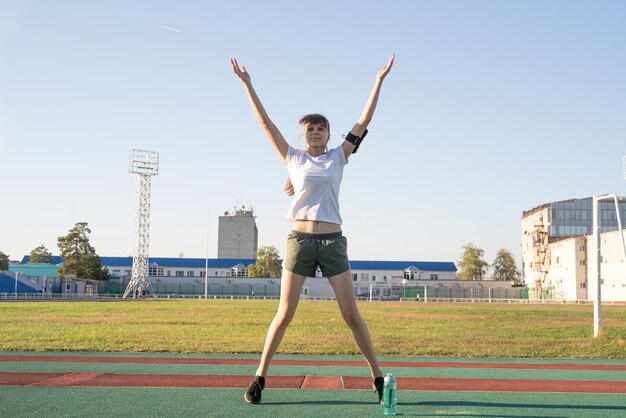 Jovem mulher a fazer exercício ao ar livre