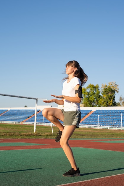 Jovem mulher a fazer exercício ao ar livre