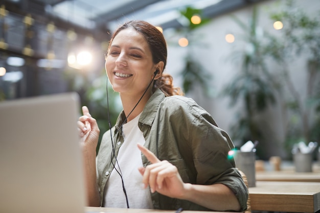 Jovem mulher a gostar do trabalho no café