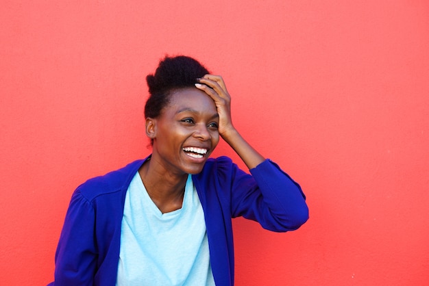 Jovem mulher africana animada rindo