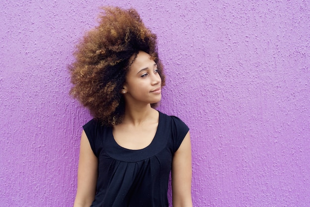 Jovem mulher africana pensando e olhando para longe