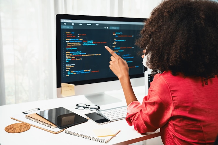 Foto jovem mulher africana trabalhando criando um desenvolvedor de site de codificação tastemaker