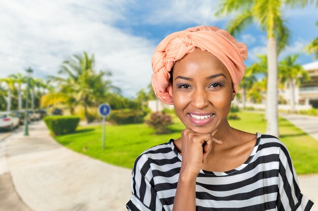 Jovem mulher afro-americana a pensar