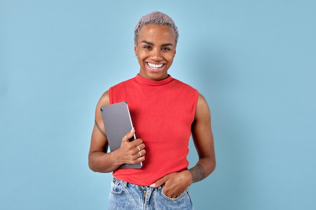 Foto jovem mulher afro-americana casual com computador tablet está no estúdio