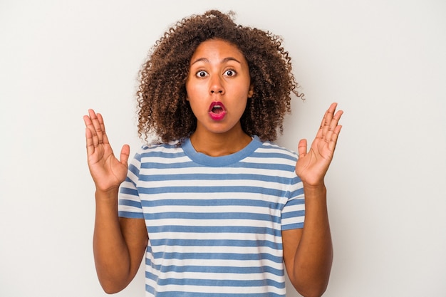 Jovem mulher afro-americana com cabelo encaracolado, isolado no fundo branco, tendo uma ideia, o conceito de inspiração.