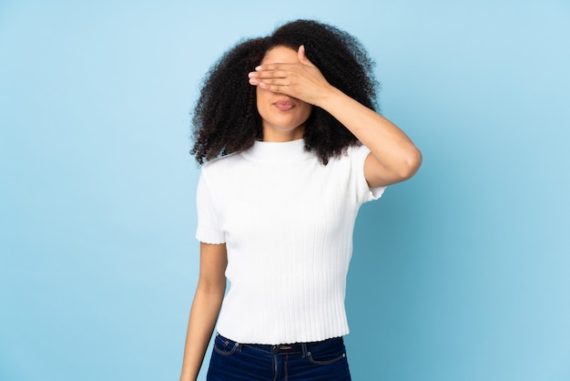 Jovem mulher afro-americana coning os olhos pelas mãos. não quero ver nada