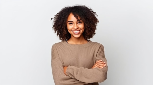 Jovem mulher afro-americana cruza os braços isolado fundo e sorrindo