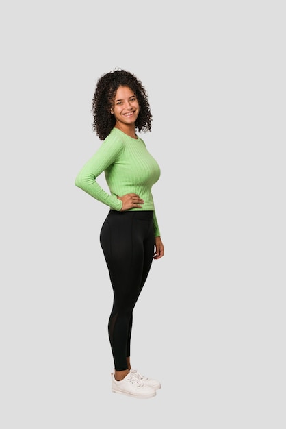 Jovem mulher afro-americana de corpo inteiro isolado