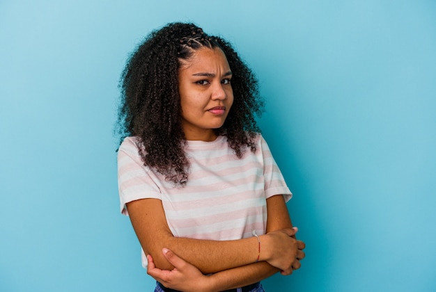 Jovem mulher afro-americana, desconfiada, incerta, examinando você.