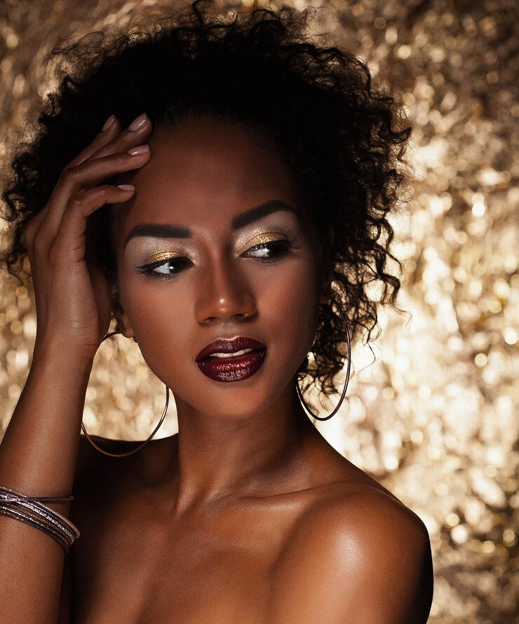 Foto jovem mulher afro-americana elegante com cabelo afro maquiagem glamour fundo dourado