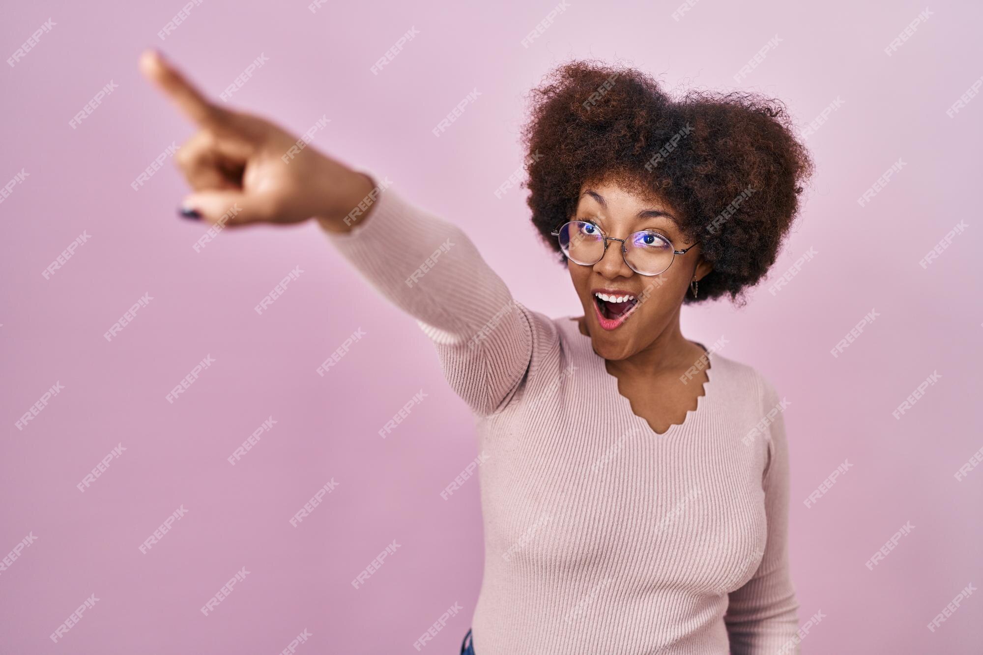 Foto de Mulher Que Segura A Flor Do Peão No Fundo Corderosa Com Sombra Dura  Estilo Moderno Dia Internacional Da Mulher 8 Março e mais fotos de stock de  Adulto - iStock