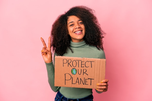 Foto jovem mulher afro-americana encaracolada mostrando o número dois com os dedos.