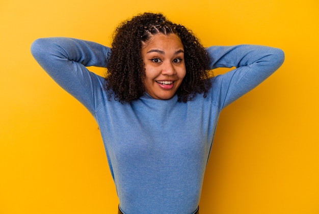 Foto jovem mulher afro-americana gritando, muito animada, apaixonada, satisfeita com alguma coisa.