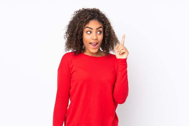 Jovem mulher afro-americana isolada com a intenção de realizar a solução enquanto levanta um dedo