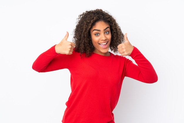 Jovem mulher afro-americana isolada em dar um polegar para cima gesto