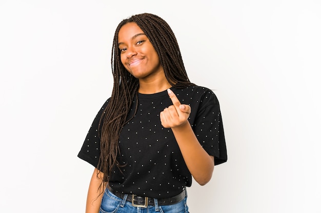 Foto jovem mulher afro-americana isolada no branco, apontando com o dedo para você como se fosse um convite para se aproximar.