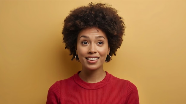 Jovem mulher afro-americana isolada no fundo amarelo do estúdio expressão facial