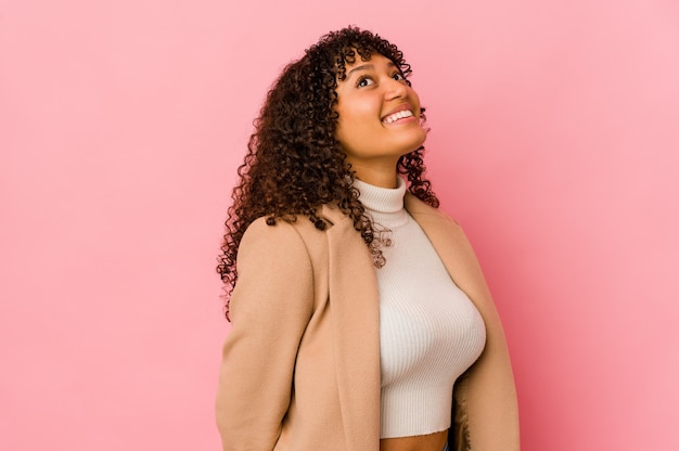 Jovem mulher afro-americana isolada relaxada e feliz rindo, pescoço esticado, mostrando os dentes.