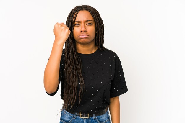 Jovem mulher afro-americana mostrando o punho, expressão facial agressiva.