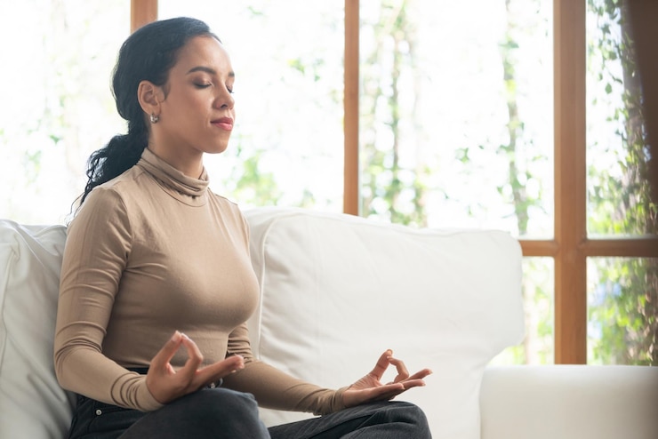 Foto jovem mulher afro-americana pratica meditação consciente crucial em casa