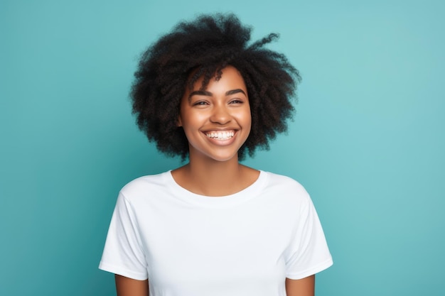 Jovem mulher afro-americana sorrindo e vestindo uma camiseta branca em um fundo turquesa