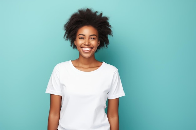 Jovem mulher afro-americana sorrindo e vestindo uma camiseta branca em um fundo turquesa