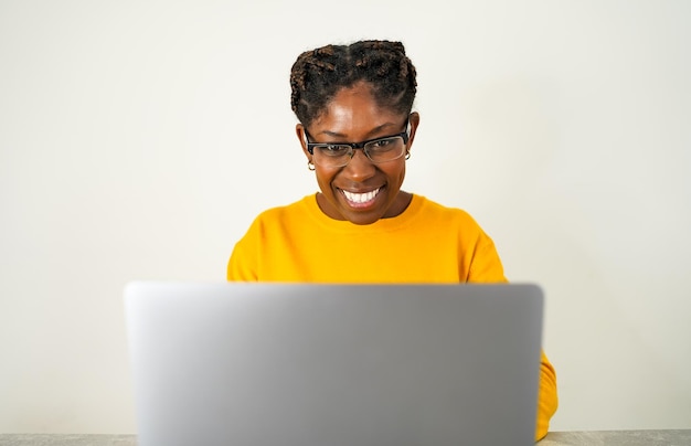 Jovem mulher afro-americana teletrabalho de casa