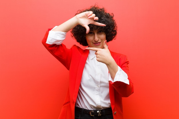 Jovem mulher afro bonita se sentindo feliz, amigável e positiva