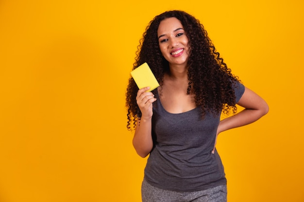 Foto jovem mulher afro segurando uma esponja.