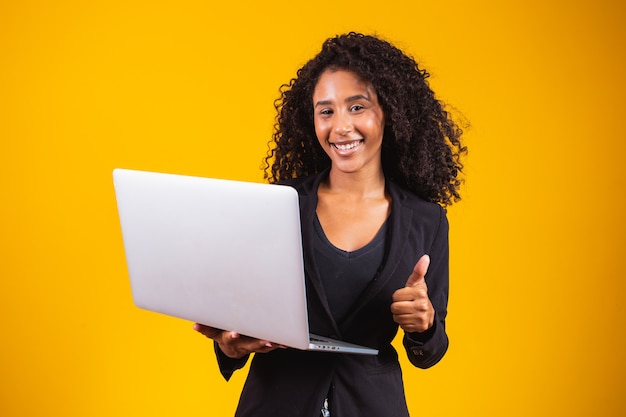 Foto jovem mulher afro usando laptop