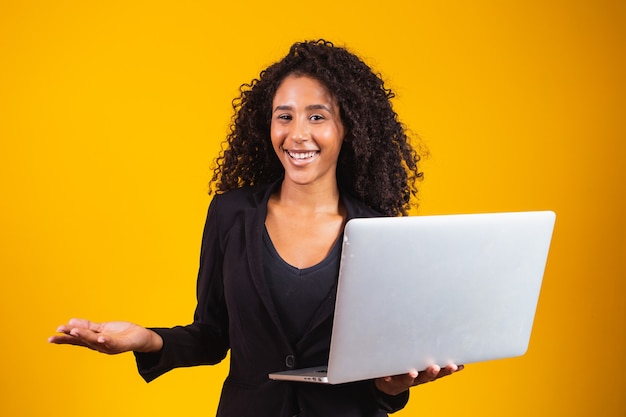 Jovem mulher afro usando laptop