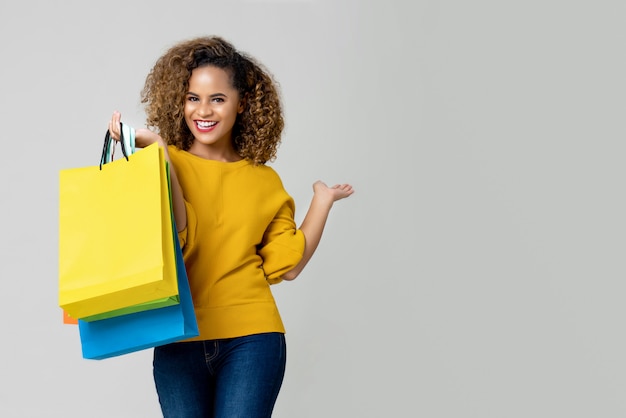 Jovem, mulher americana africana, é, segurando, bolsas para compras