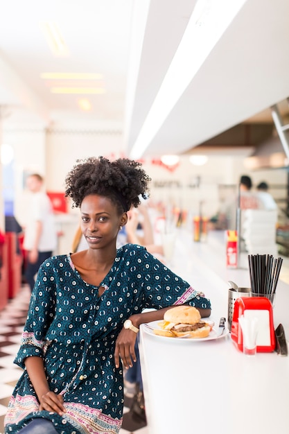 Jovem, mulher americana africana, em, a, diner