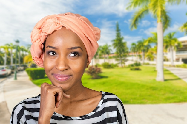 Jovem, mulher americana africana, pensando