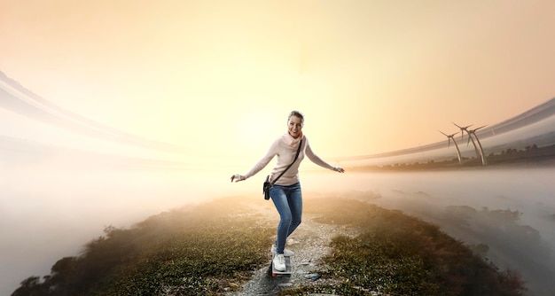 Jovem mulher andando de skate. Mídia mista