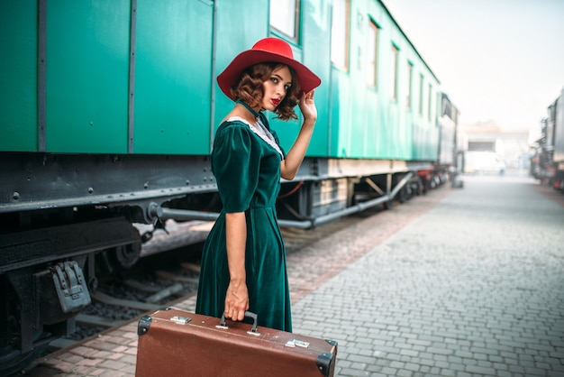 Jovem mulher antiquada viajando em trem retrô