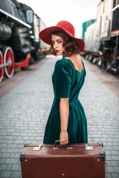 Jovem mulher antiquada viajando em trem retrô